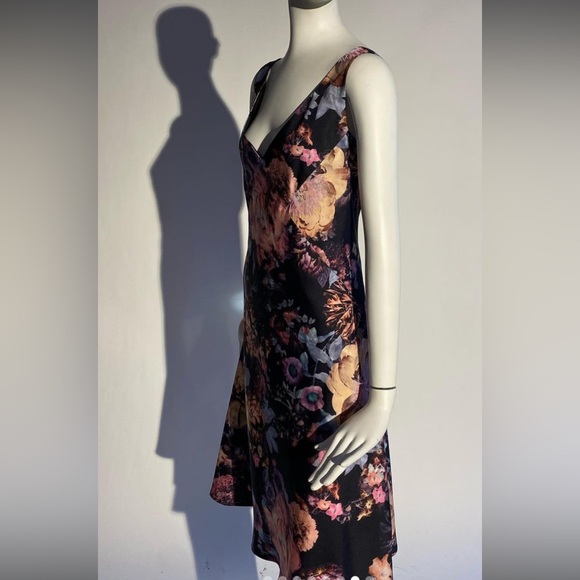 Kevan Hall Co. Never worn. Floral. Mid thingy length. Size 6, feels like a 4. - Picture 9 of 9